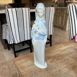 Vintage Lladro Women standing with Calla Lillies